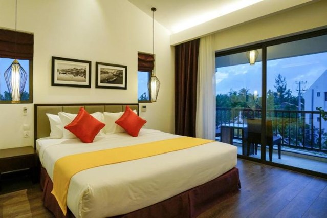 Superior Double with Street View